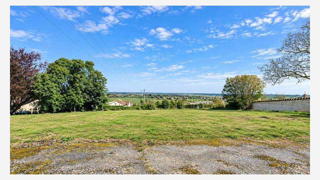 Local commercial de 350m² à vendre à Saint-Loubès