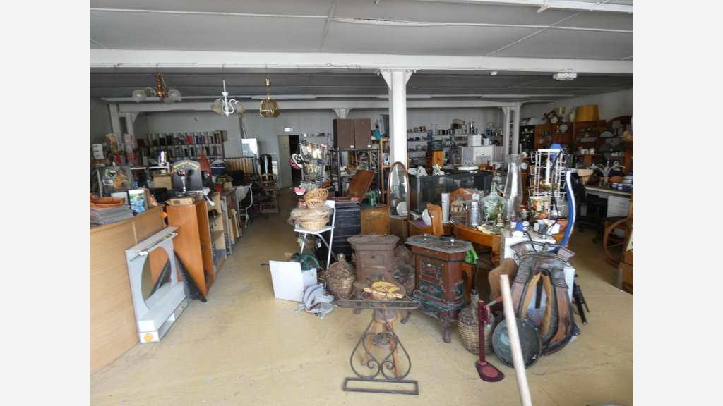 AV local commercial 2200m² centre-ville St-Loup