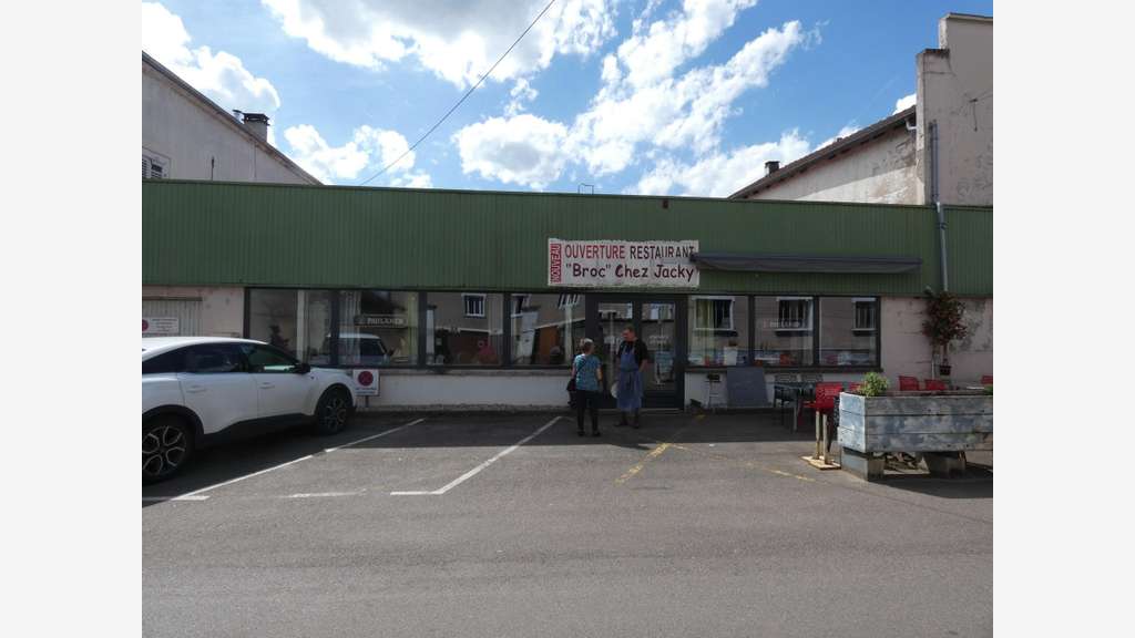 AV local commercial 2200m² centre-ville St-Loup