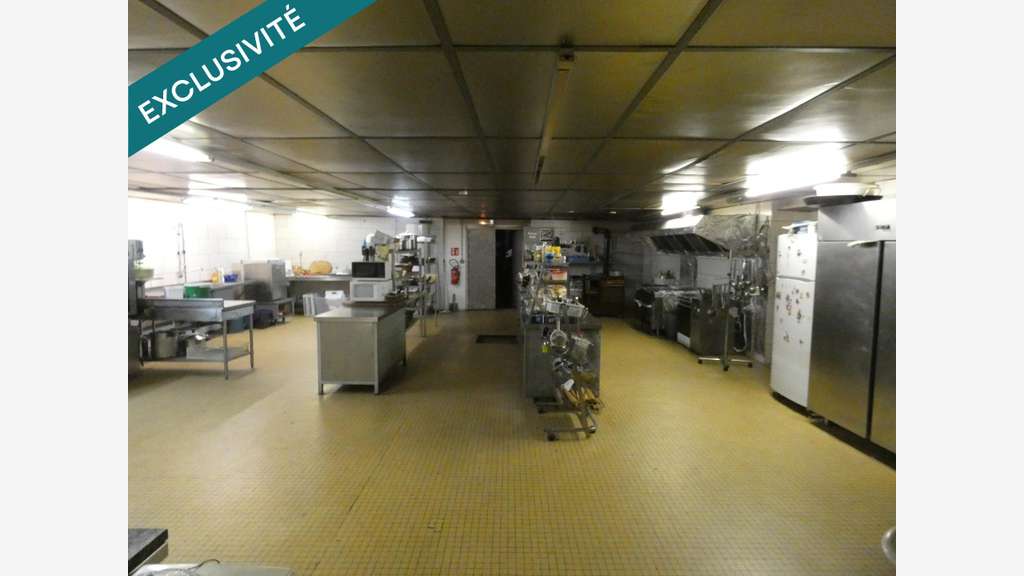 AV local commercial 2200m² centre-ville St-Loup