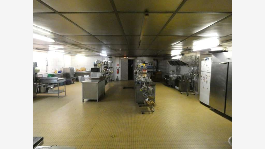 AV local commercial 2200m² centre-ville St-Loup