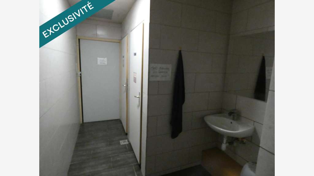 AV local commercial 2200m² centre-ville St-Loup