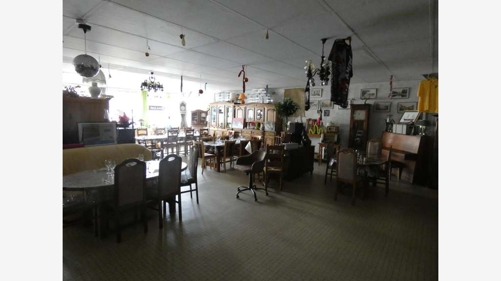 AV local commercial 2200m² centre-ville St-Loup