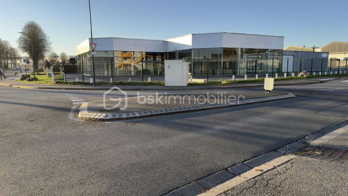 Cède local commercial de 1500m² à Saint-Quentin