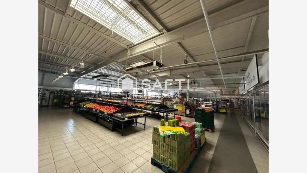 AV ensemble commercial de 1504m² à Saint-Quentin