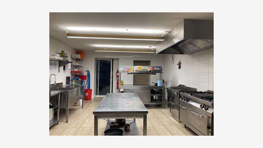 A vendre murs professionnels avec terrain à Thiers