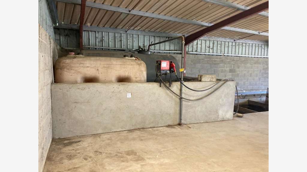 Hangar commercial très bon état et fonctionnel