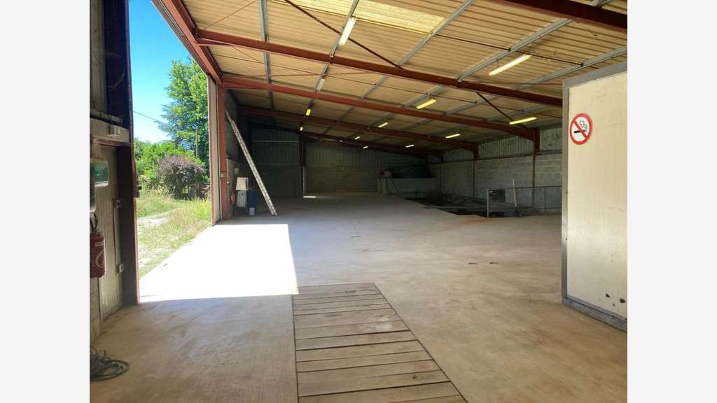 Hangar commercial très bon état et fonctionnel