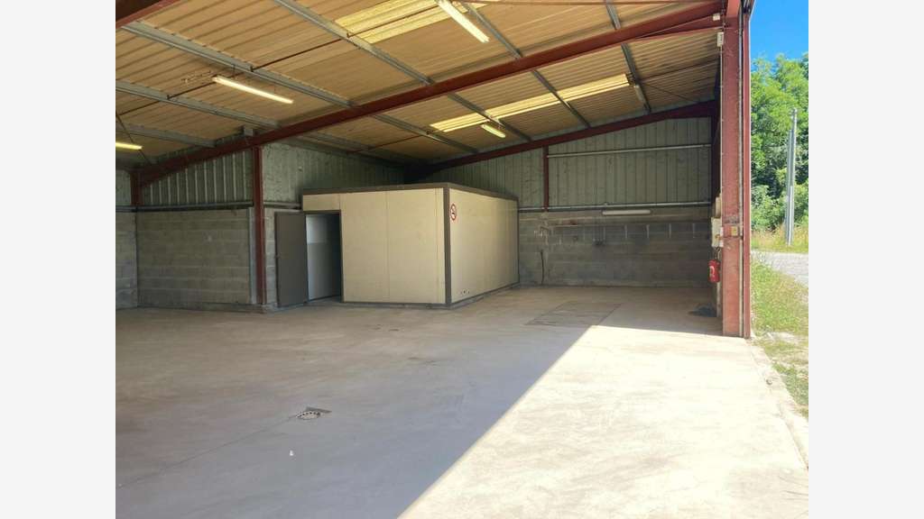 Hangar commercial très bon état et fonctionnel