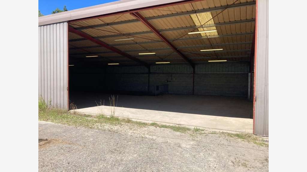 Hangar commercial très bon état et fonctionnel