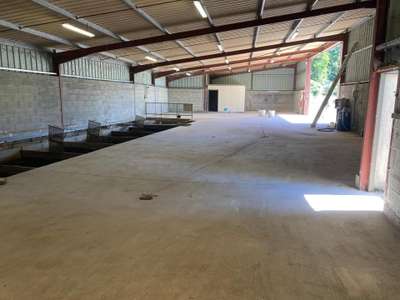 Hangar commercial très bon état et fonctionnel