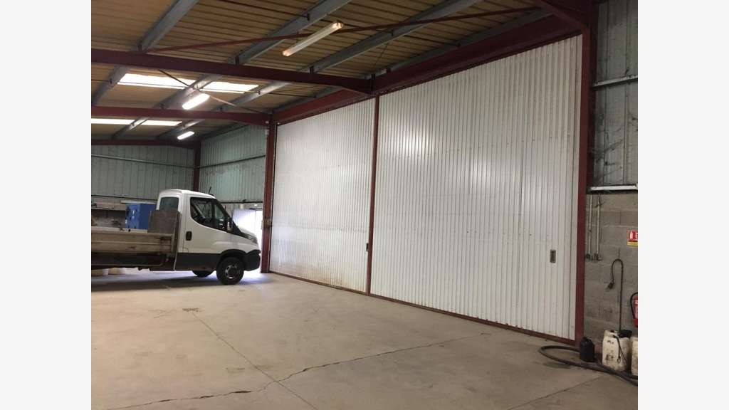 Hangar commercial très bon état et fonctionnel