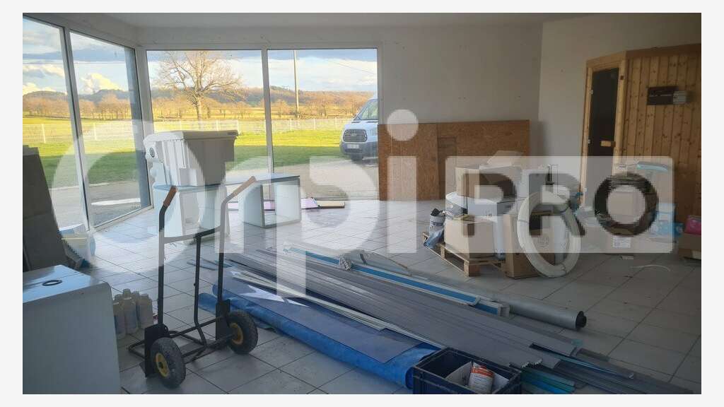 Local professionnel 420m² à vendre à Saint-Victor