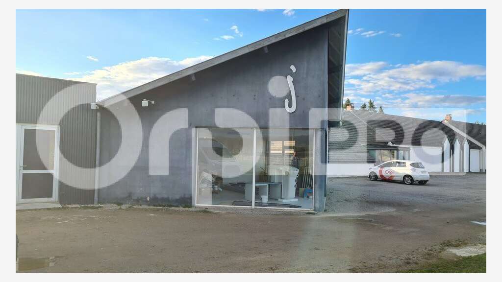 Local professionnel 420m² à vendre à Saint-Victor