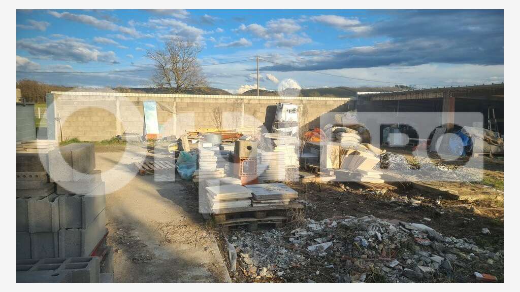 Local professionnel 420m² à vendre à Saint-Victor