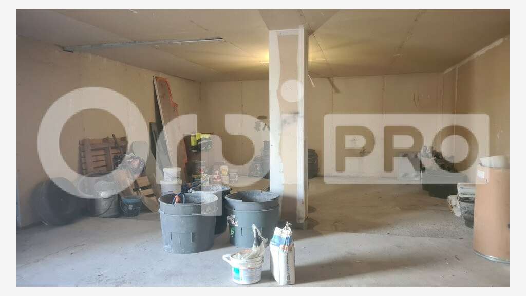 Local professionnel 420m² à vendre à Saint-Victor