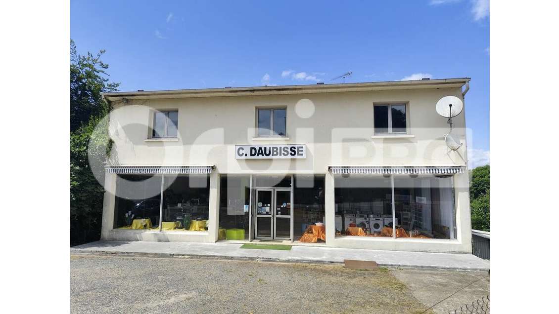 Beau local 840m² à vendre à Saint-Yrieix-la-Perche