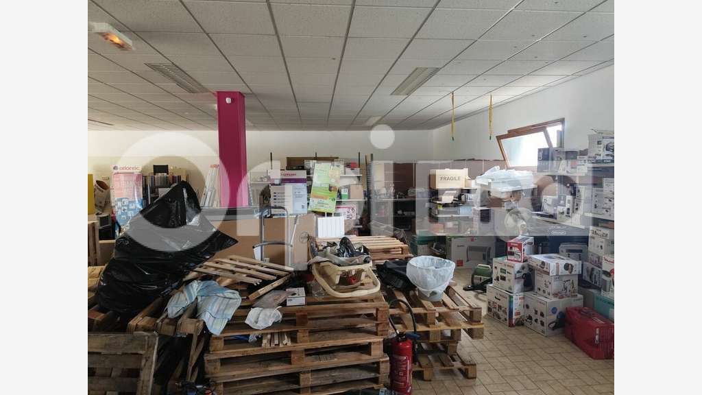 Beau local 840m² à vendre à Saint-Yrieix-la-Perche