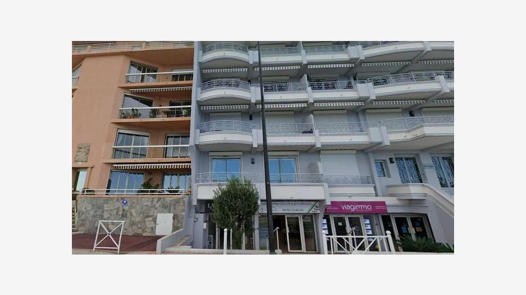 A vendre Sainte-Maxime, front de mer, local 94 m2