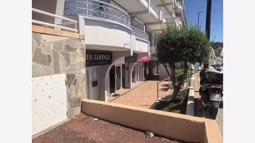 A vendre Sainte-Maxime, front de mer, local 94 m2