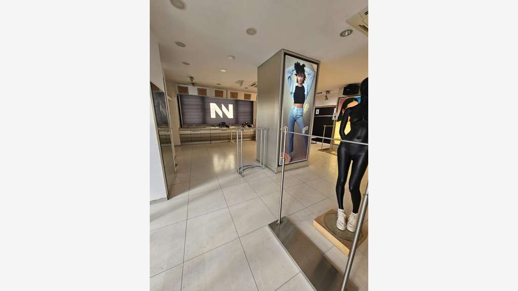 Local 240m² RDC avec grande vitrine à Saintes