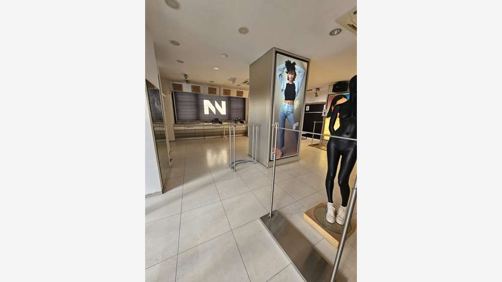 Local commercial 240 m² RDC avec grande vitrine