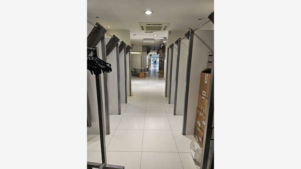 Local 240m² RDC avec grande vitrine à Saintes