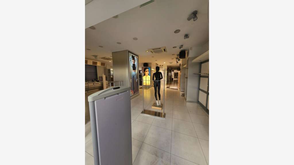 Local 240m² RDC avec grande vitrine à Saintes