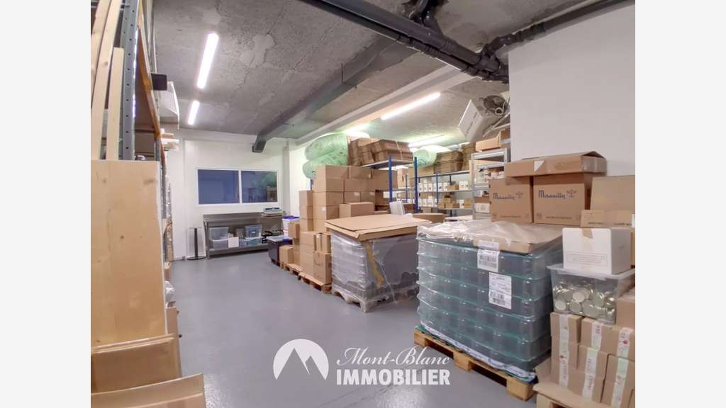 Local commercial avec vitrines 200m² à Sallanches
