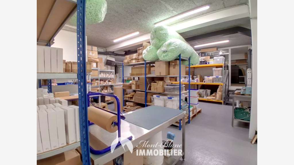 Local commercial avec vitrines 200m² à Sallanches