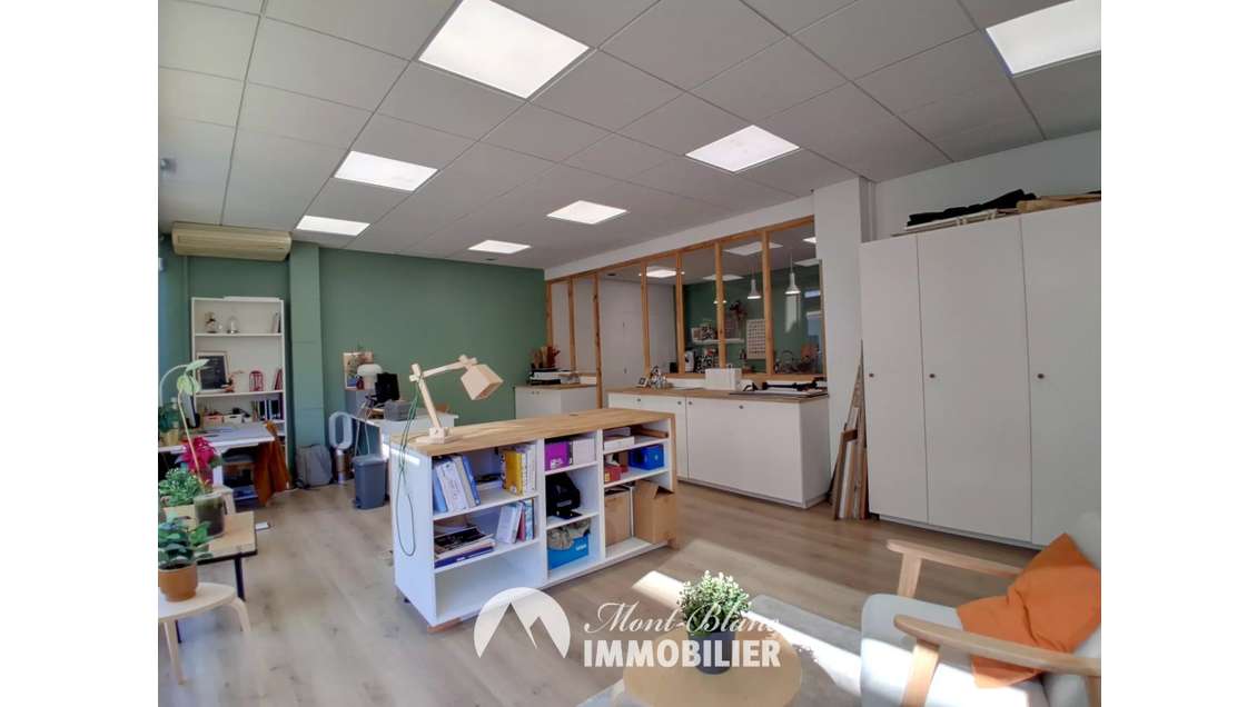 Local commercial avec vitrines 200m² à Sallanches