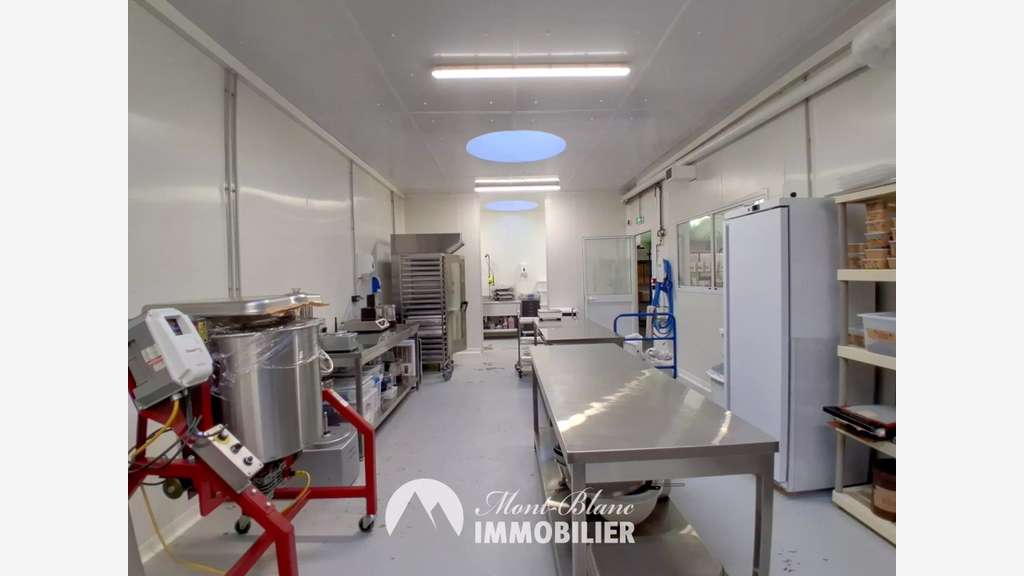 Local commercial avec vitrines 200m² à Sallanches