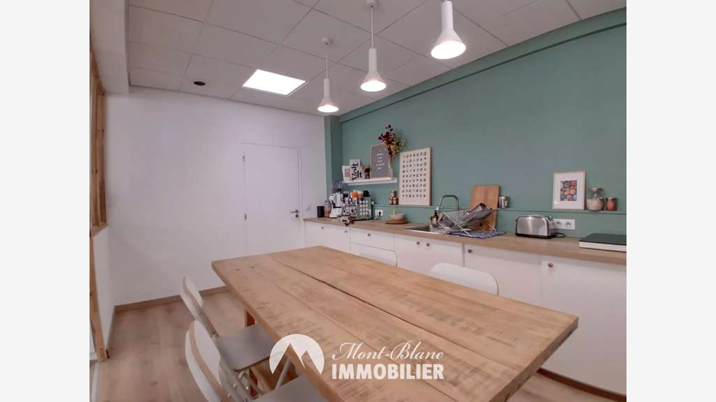 Local commercial avec vitrines 200m² à Sallanches