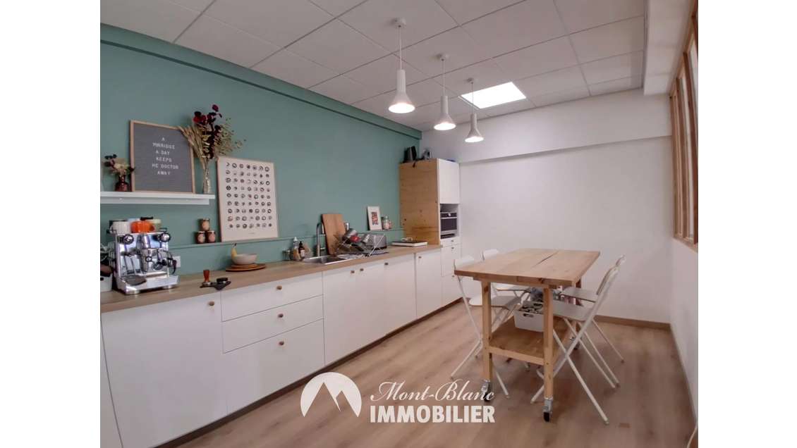 Local commercial avec vitrines 200m² à Sallanches