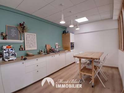 Local commercial avec vitrines 200m² à Sallanches