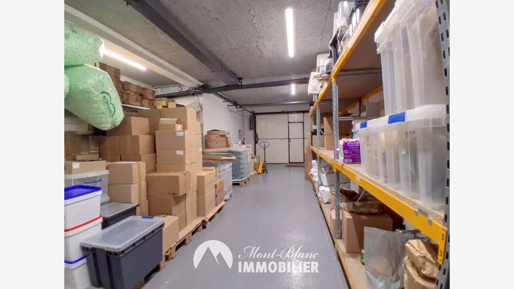 Local commercial avec vitrines 200m² à Sallanches