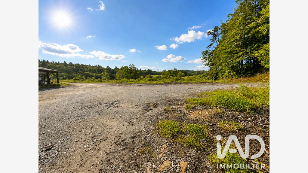 Vente bâtiment avec grand terrain à Sarran