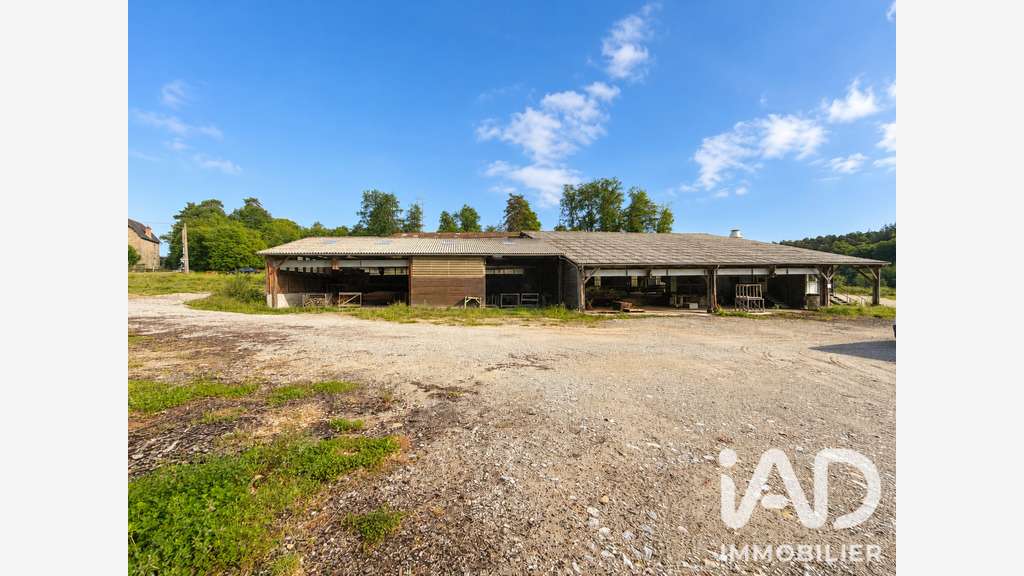 Vente bâtiment avec grand terrain à Sarran