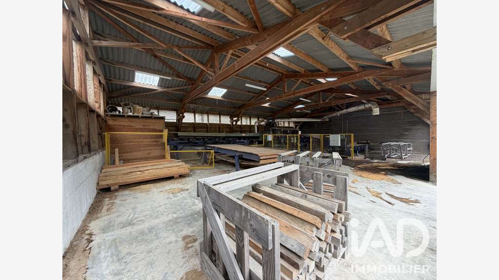 Vente bâtiment avec grand terrain à Sarran