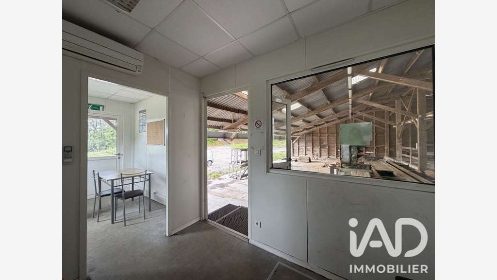Vente bâtiment avec grand terrain à Sarran