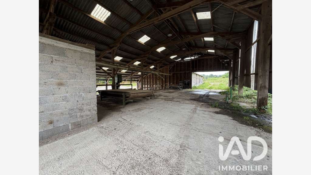 Vente bâtiment avec grand terrain à Sarran