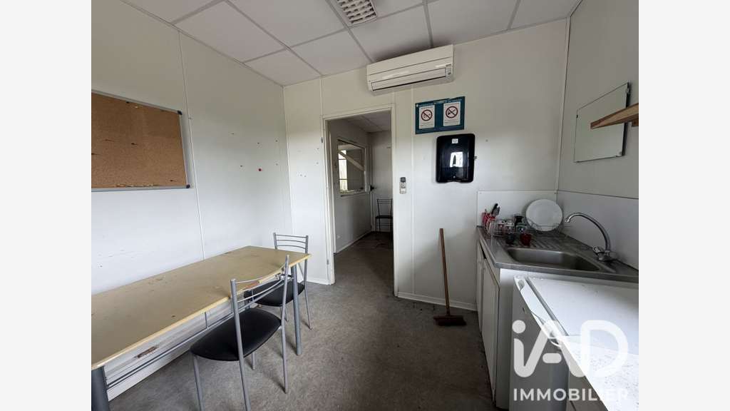 Vente bâtiment avec grand terrain à Sarran
