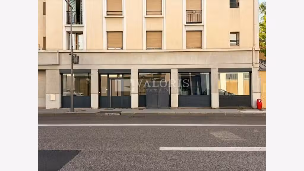 TASSIN-LA-DEMI-LUNE - LOCAL COMMERCIAL à vendre