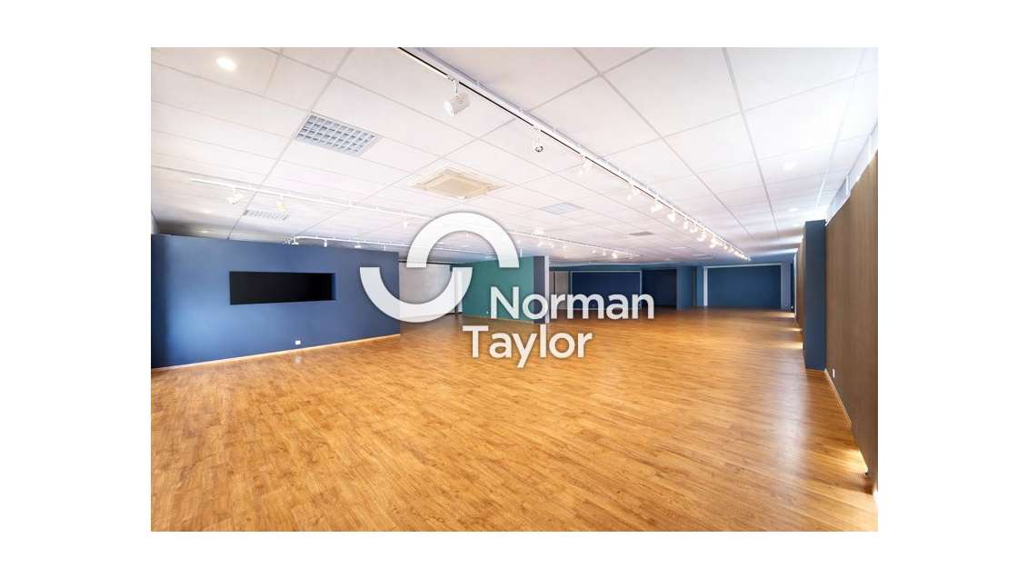 Local restauration 450m² à vendre à Théza