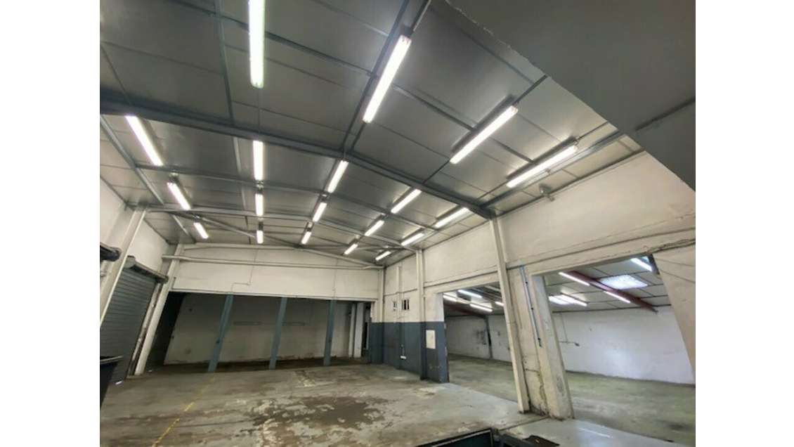 Loue 800m² à Toulouse Nord Est barrière de Paris