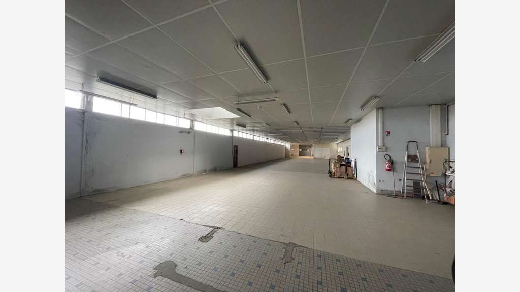 Vente bâtiment polyvalent 1500m² à Tourouvre