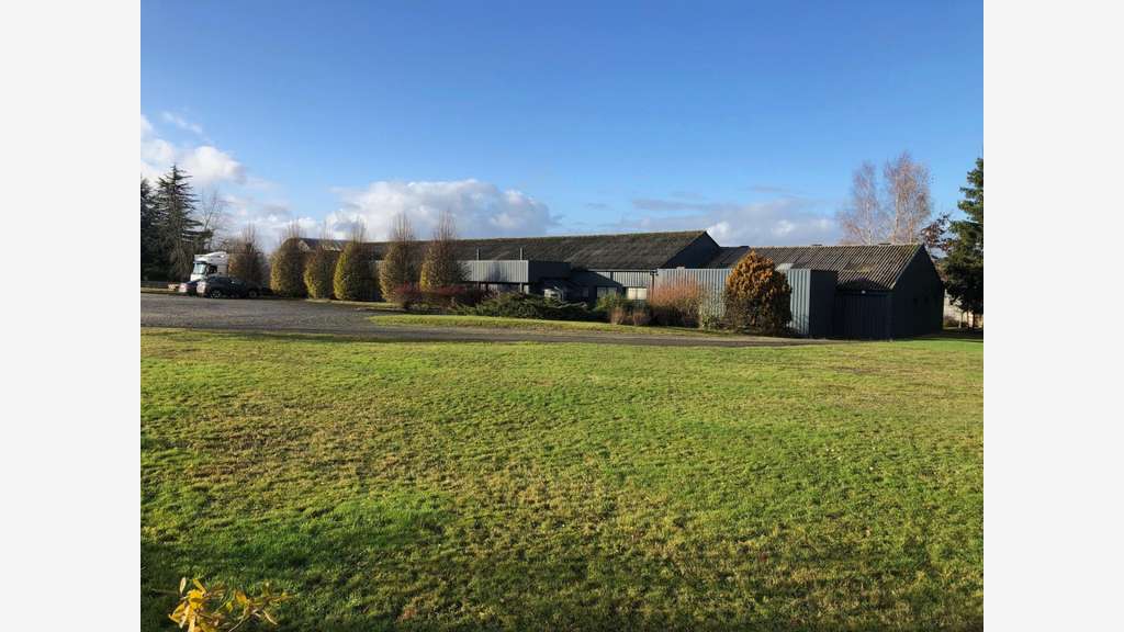 Vente bâtiment polyvalent 1500m² à Tourouvre