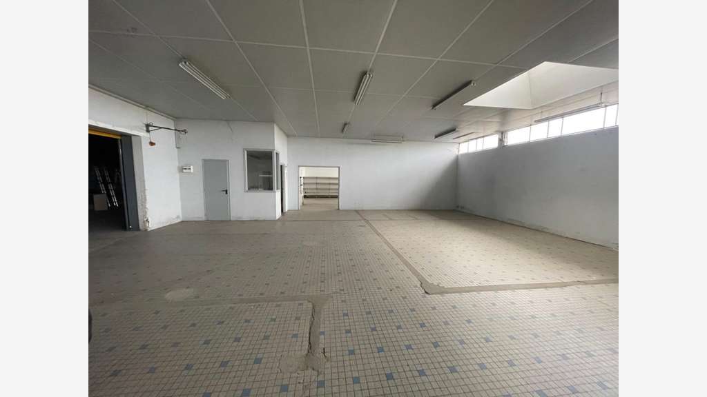 Vente bâtiment polyvalent 1500m² à Tourouvre