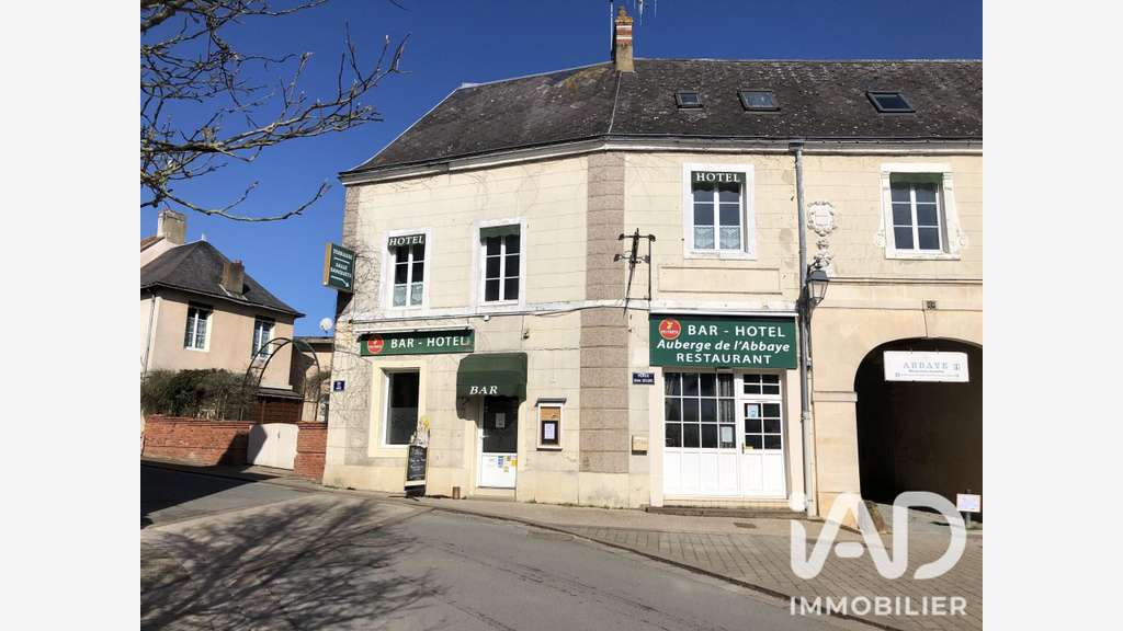Local commercial à Tuffé