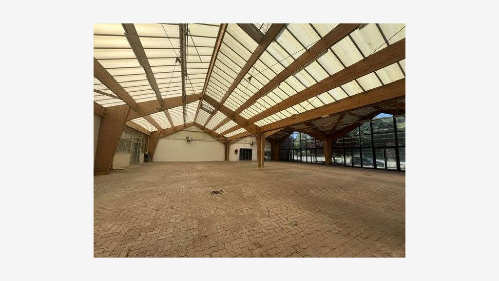 Cède surface commerciale de 4250m² à Ussel (19) !